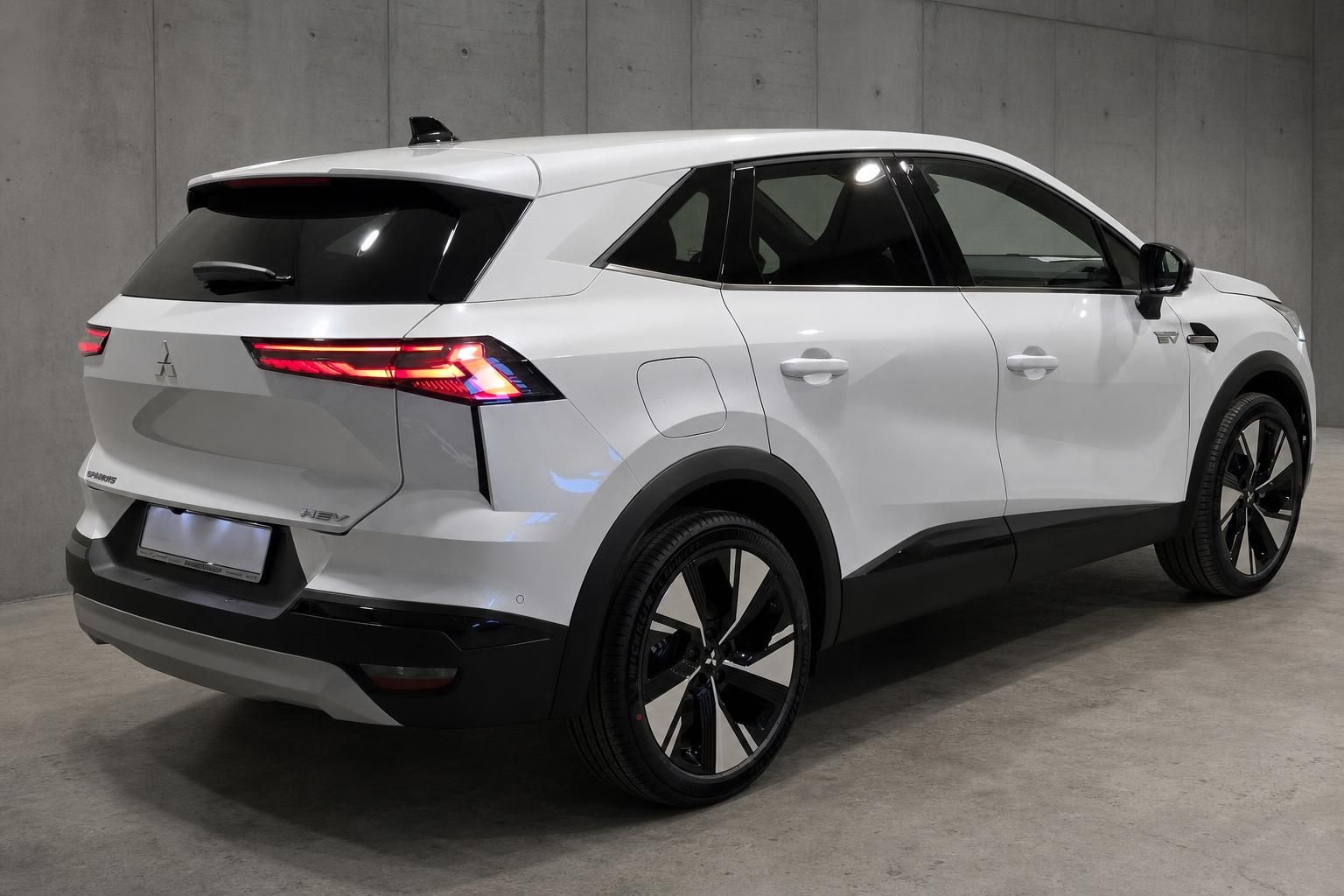 Mitsubishi SUV weiss Heckansicht mit Rueckleuchten und Felgen