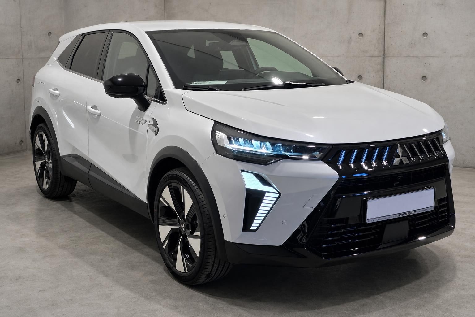 Weisser Mitsubishi SUV Front- und Seitenansicht mit Alufelgen