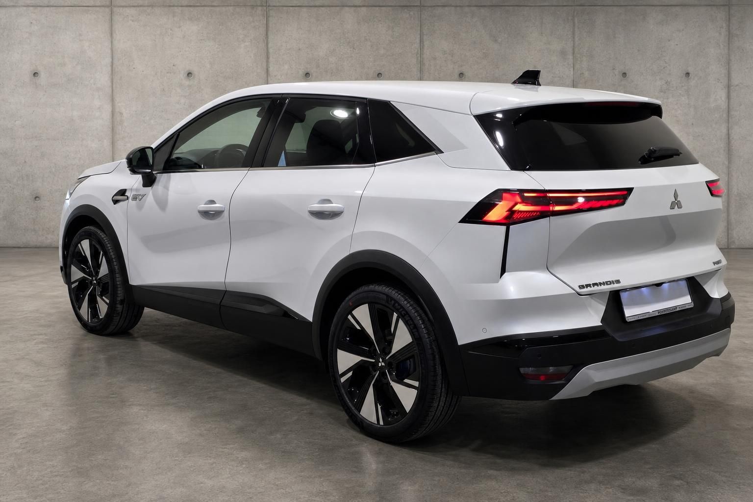 Mitsubishi Grandis EV weiss Heck- und Seitenansicht Studioaufnahme