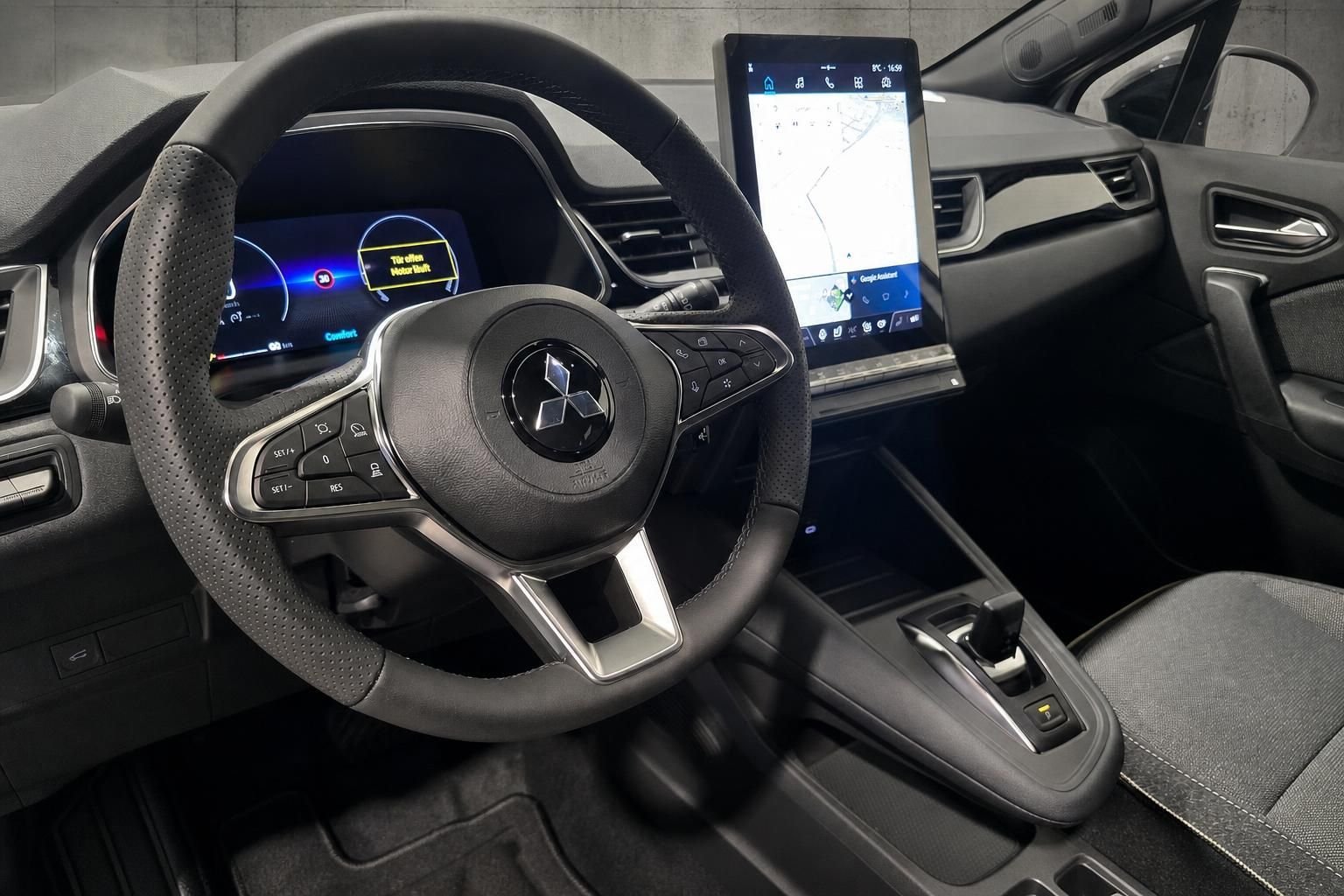 Mitsubishi Innenraum Cockpit mit Lenkrad und Touchscreen Navigation