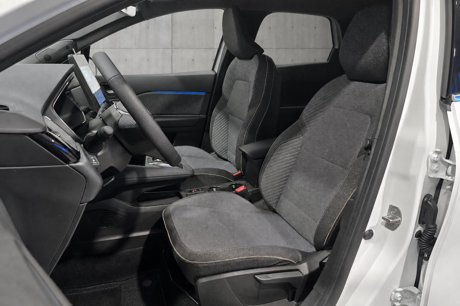 Innenraum mit Vordersitzen und Cockpit des Fahrzeugs
