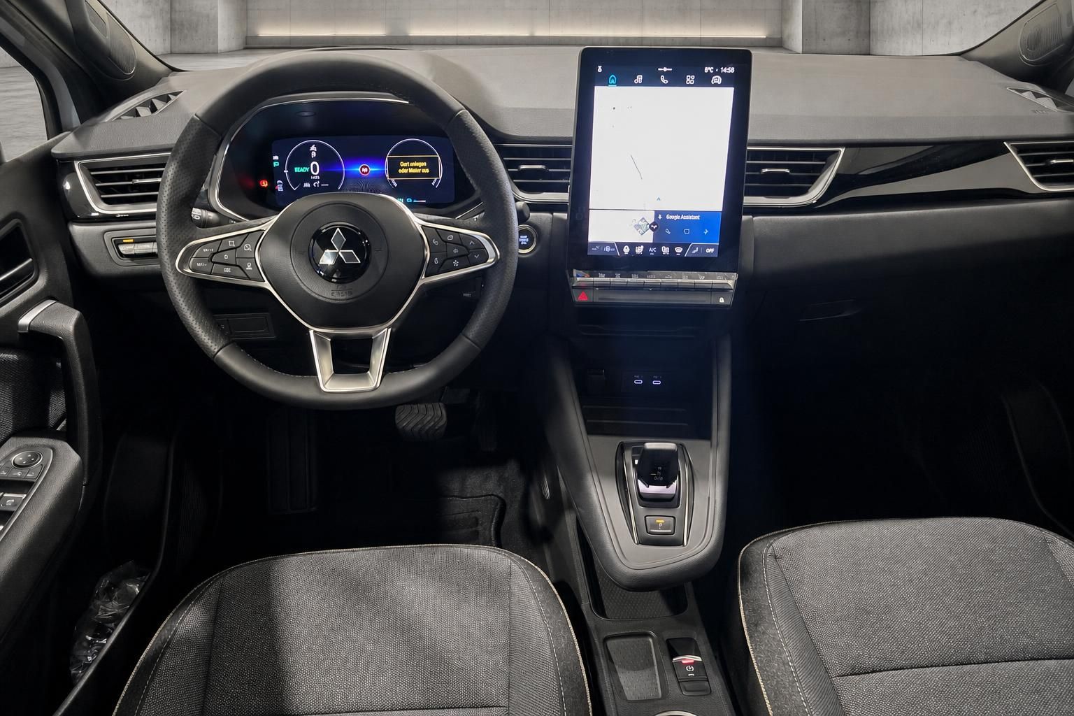 Cockpit mit Lenkrad, Navigationsdisplay und Mittelkonsole