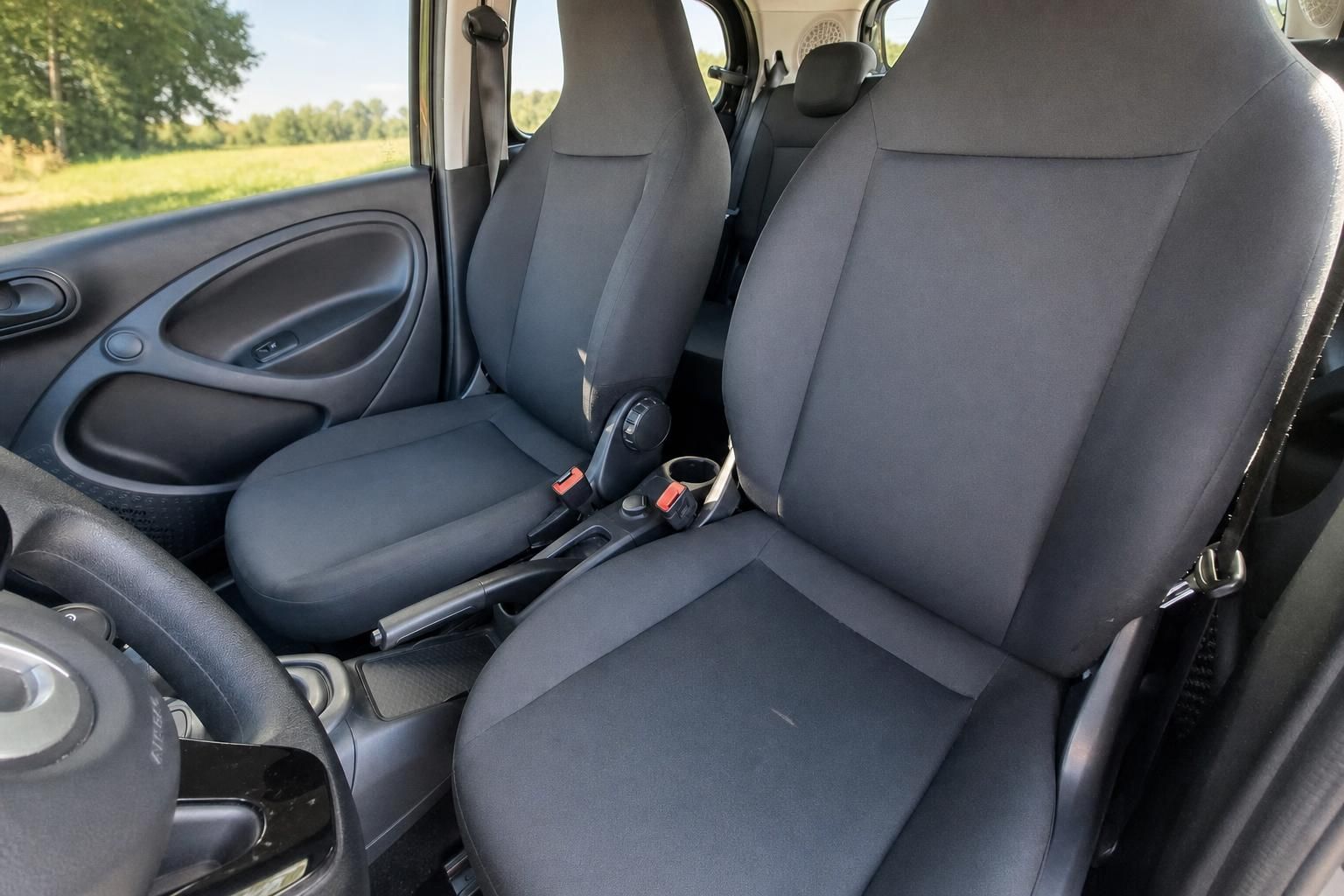 Smart ForFour Vordersitze - graue Stoffsitze mit Mittelkonsole und Getriebewählhebel