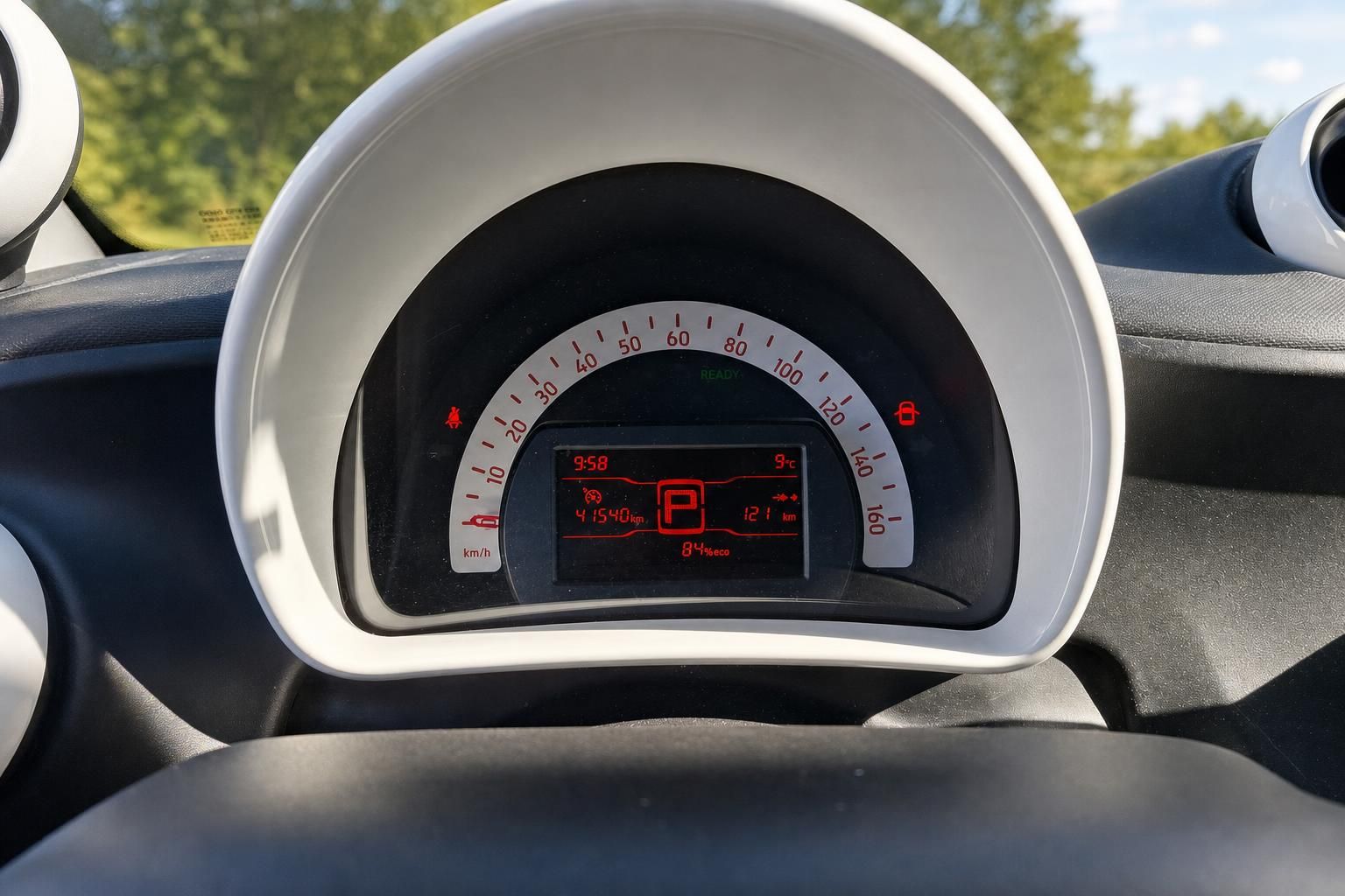 Digitales Kombiinstrument mit Tachometer und Bordcomputer-Anzeige