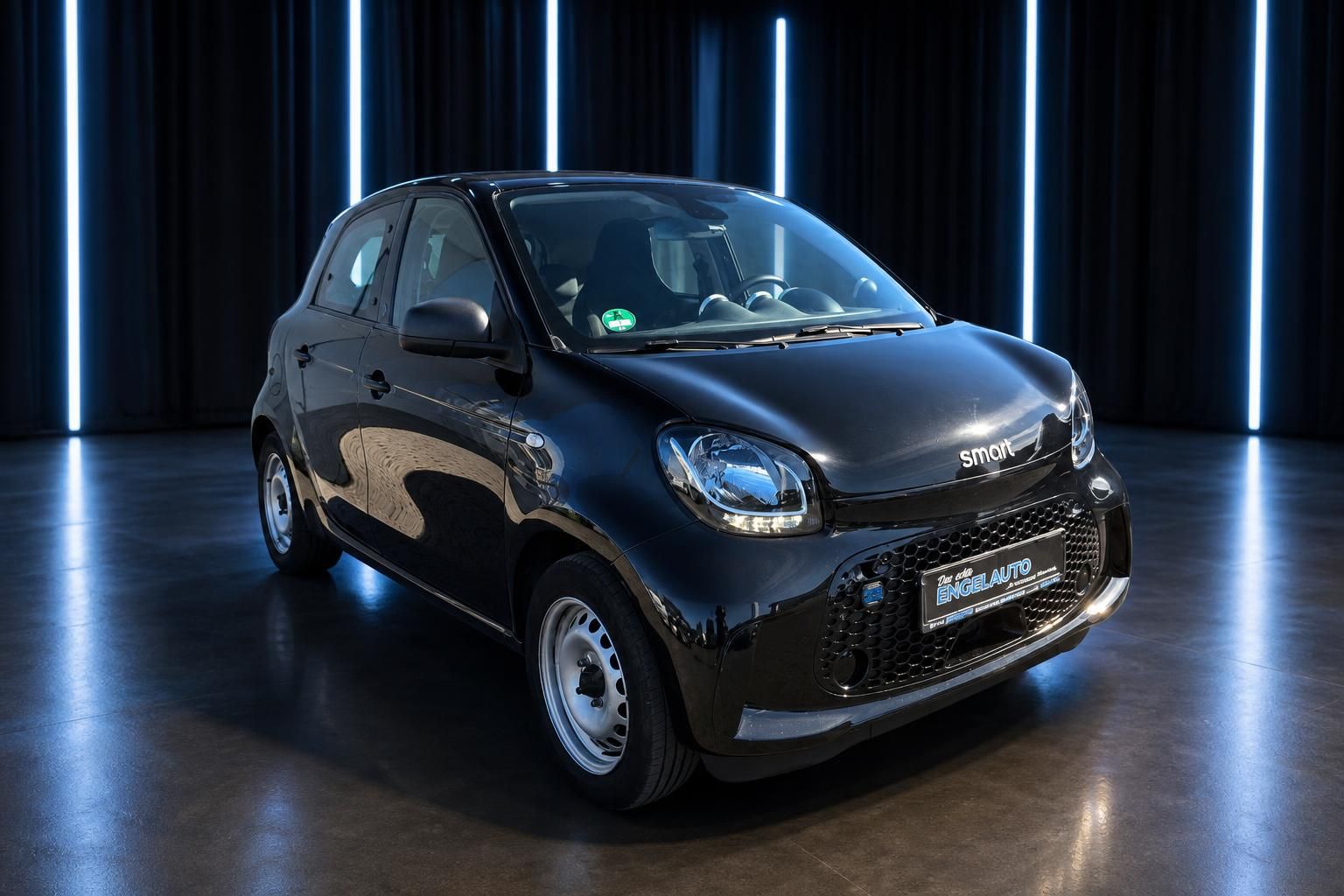 Smart ForFour schwarz Dreiviertelansicht vorne links mit LED-Beleuchtung