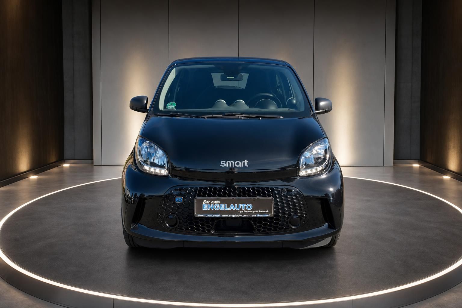 Smart ForFour Elektroauto schwarz Frontansicht im Autohaus Showroom