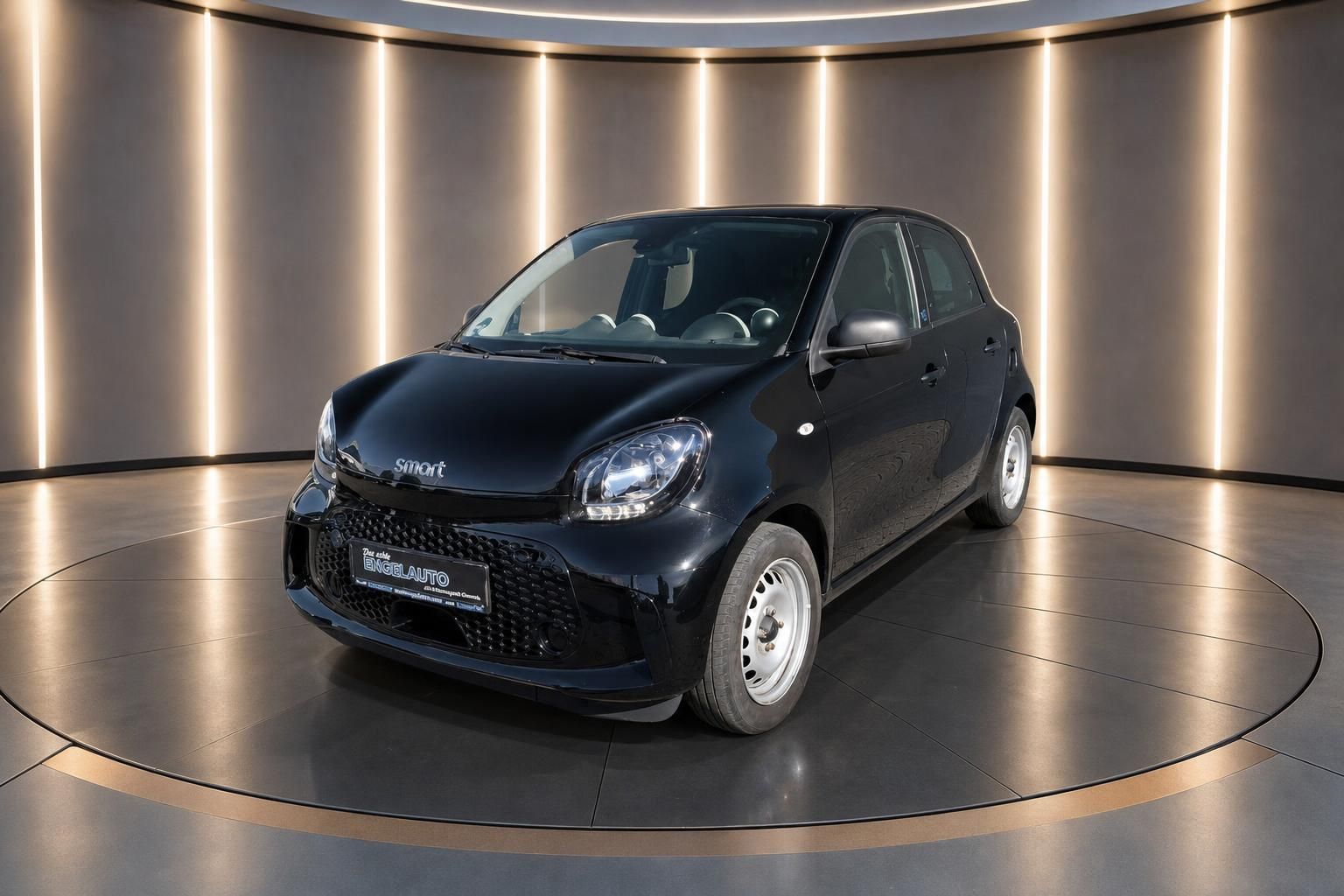 Smart ForFour Kleinwagen schwarz Dreiviertelansicht vorne rechts auf Drehscheibe