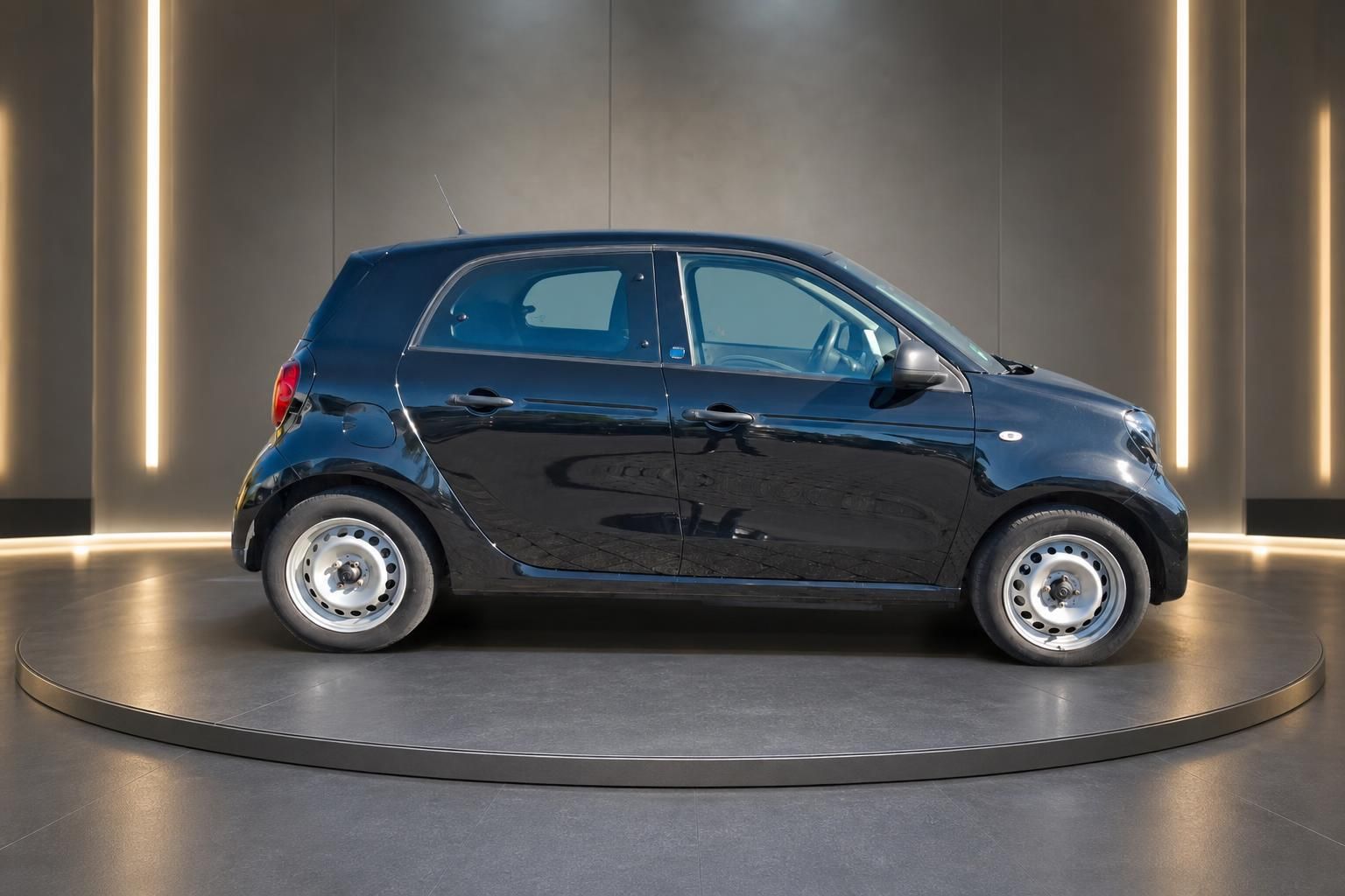 Smart ForFour schwarz Seitenansicht Profil links mit weißen Stahlfelgen
