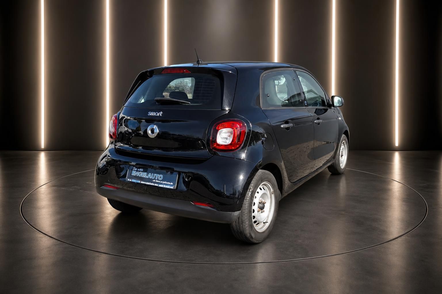 Smart ForFour schwarz - Heck-Seitenansicht des 4-türigen Stadtautos in elegantem Showroom