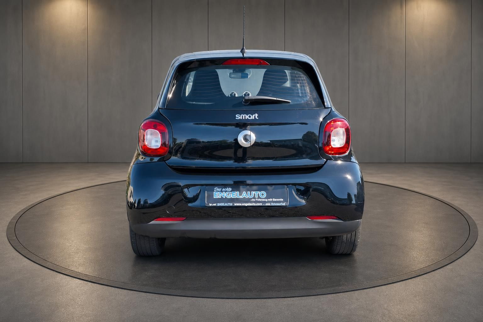 Smart ForFour Elektroauto schwarz Heckansicht mit roten Rückleuchten