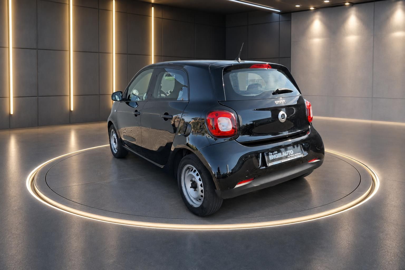 Smart ForFour schwarz - Heckansicht des Kleinwagens auf Präsentationsplattform im Showroom
