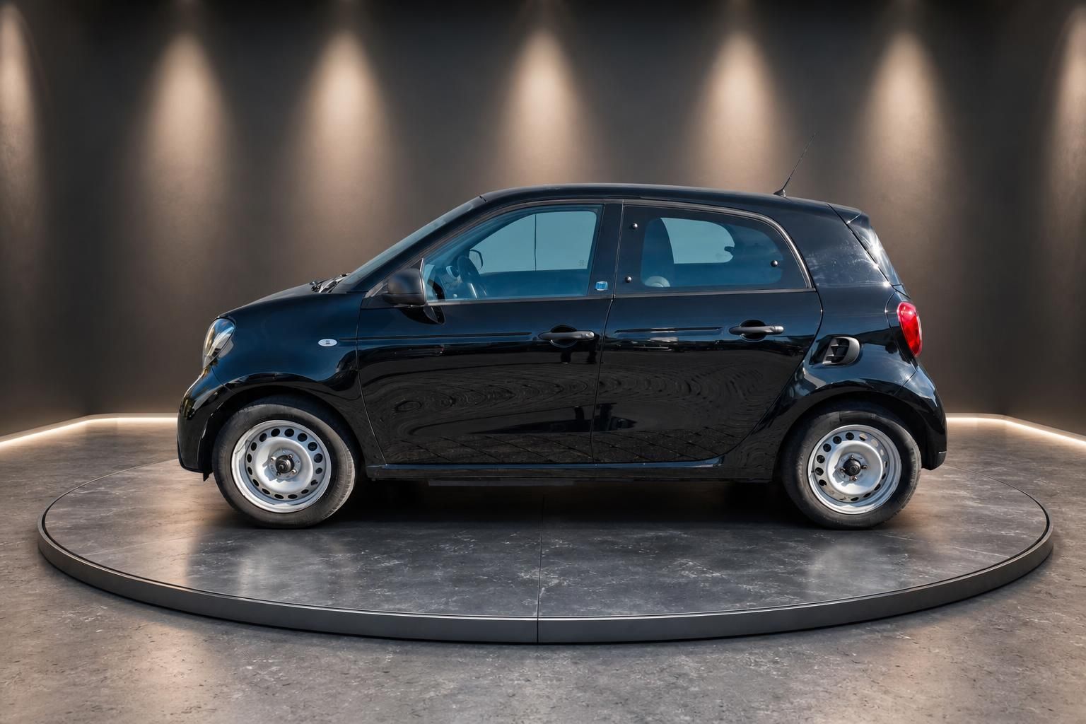 Smart ForFour schwarz - Seitenansicht des kompakten Stadtfahrzeugs mit Stahlfelgen