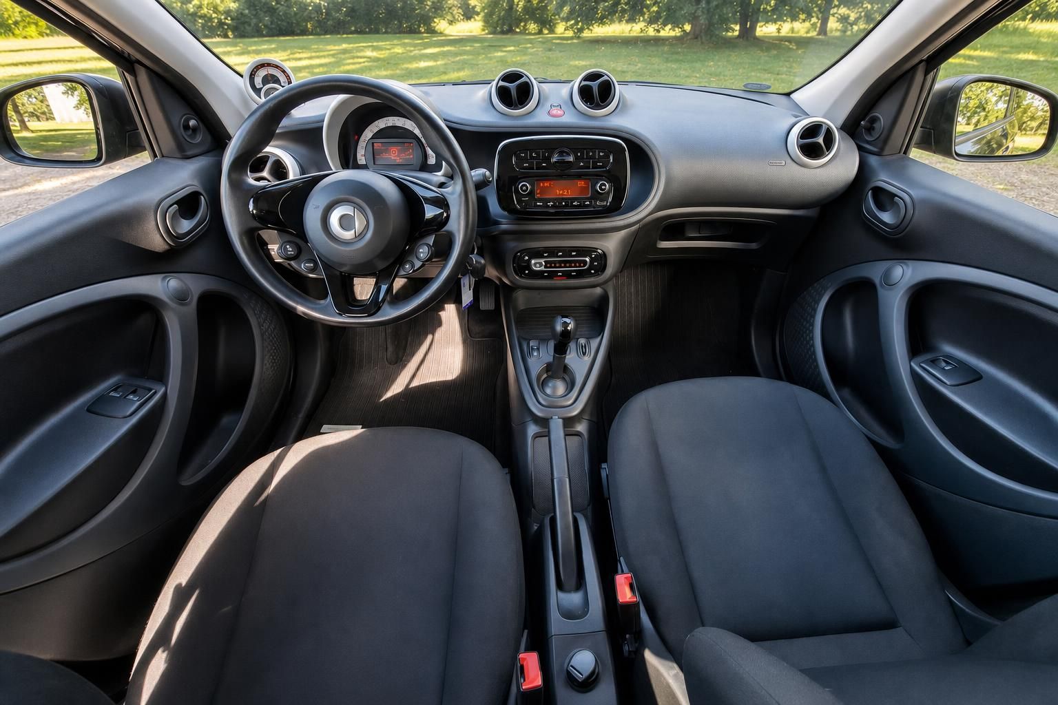Smart ForFour Innenraum - Cockpit mit Lenkrad, Armaturenbrett und Infotainment-System