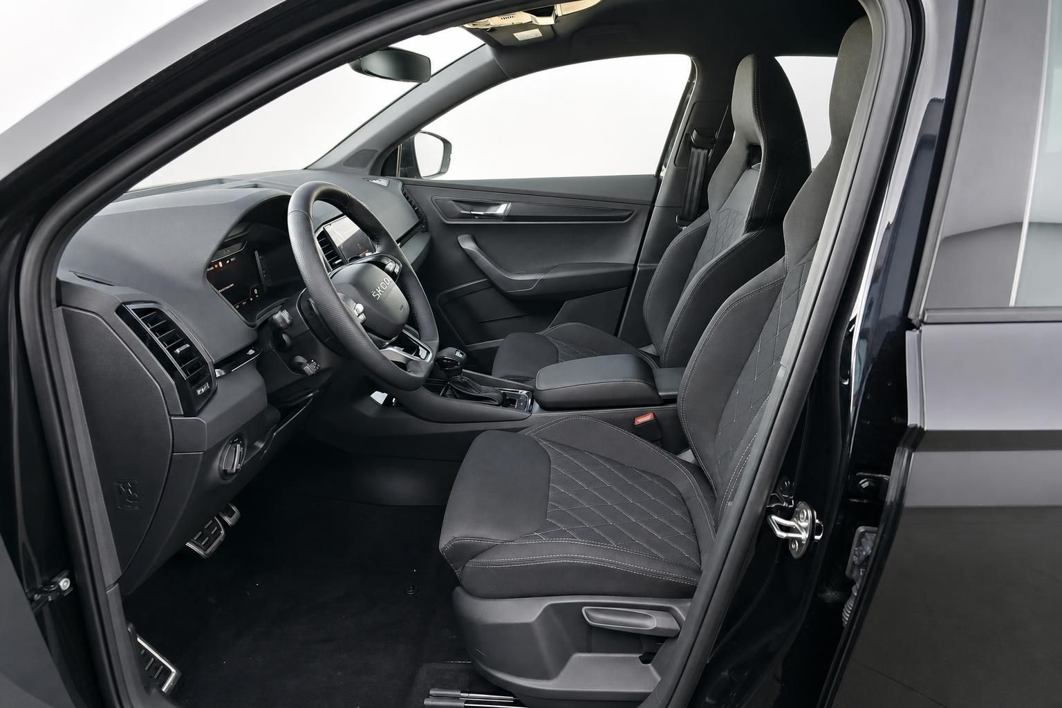Skoda Innenraum Cockpit Lenkrad und Sitze schwarz