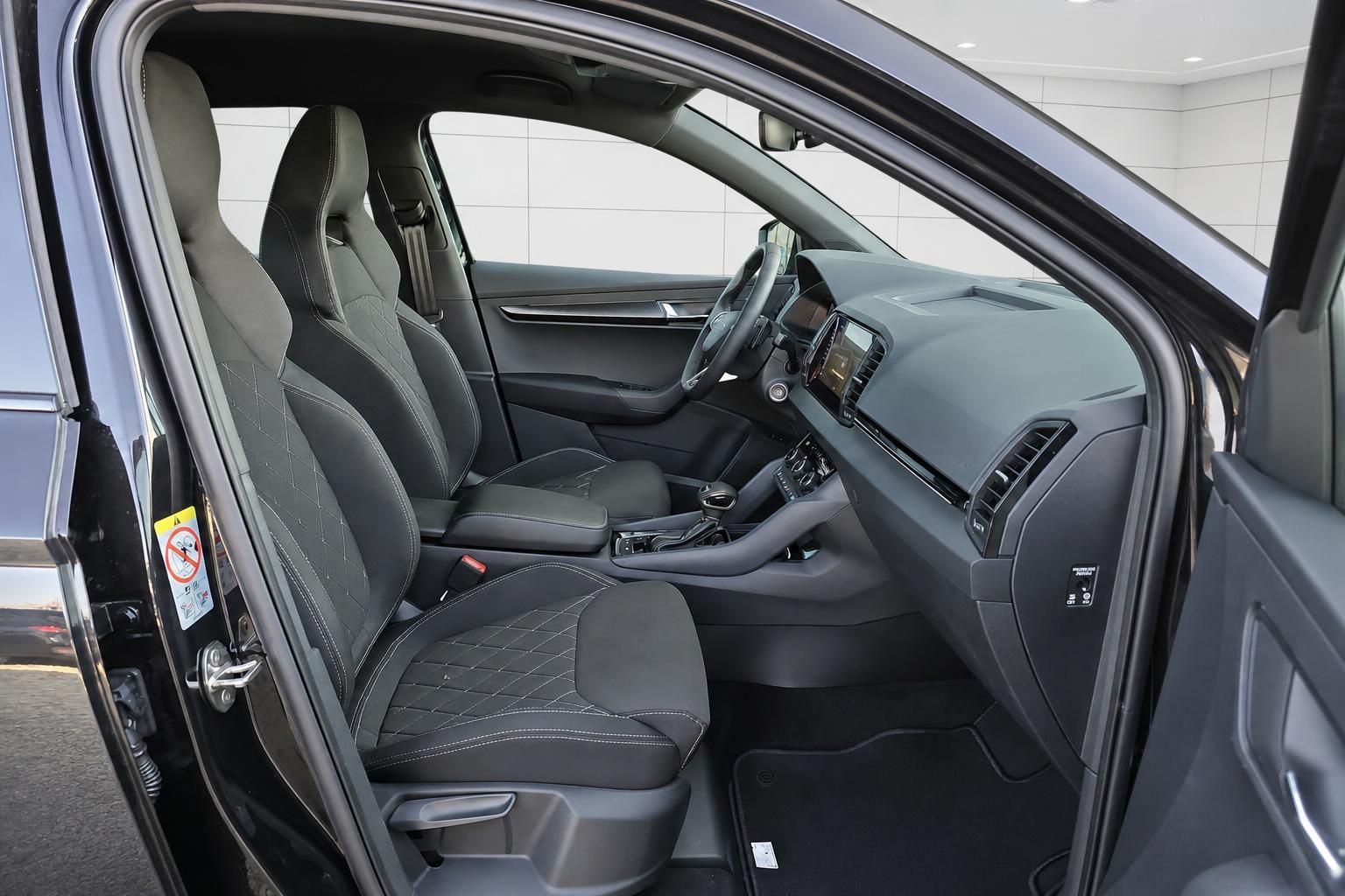 Skoda Karoq Innenraum Vordersitze und Cockpit Detailansicht