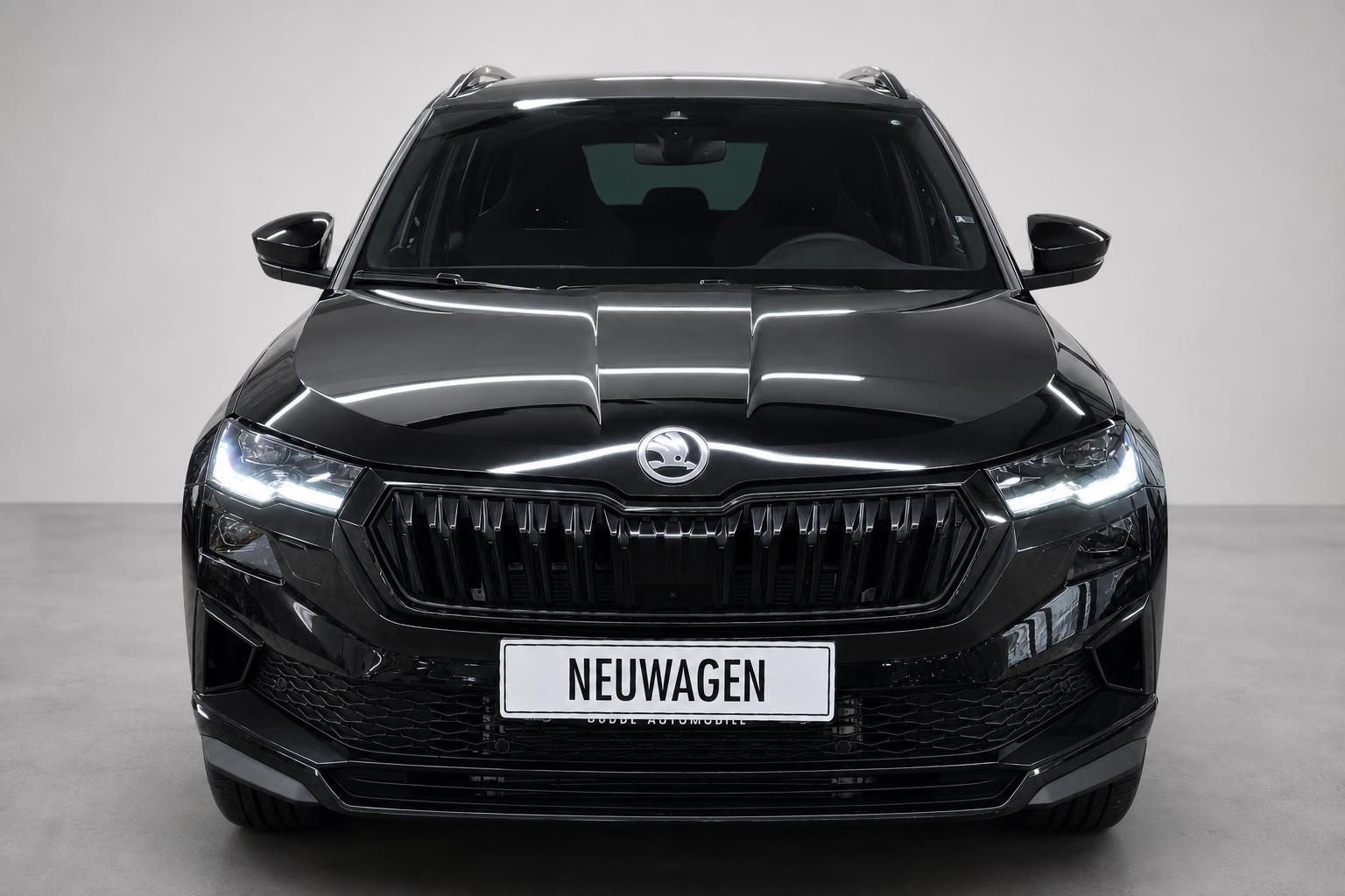 Schwarzer Skoda Kodiaq Frontansicht mit LED-Scheinwerfern