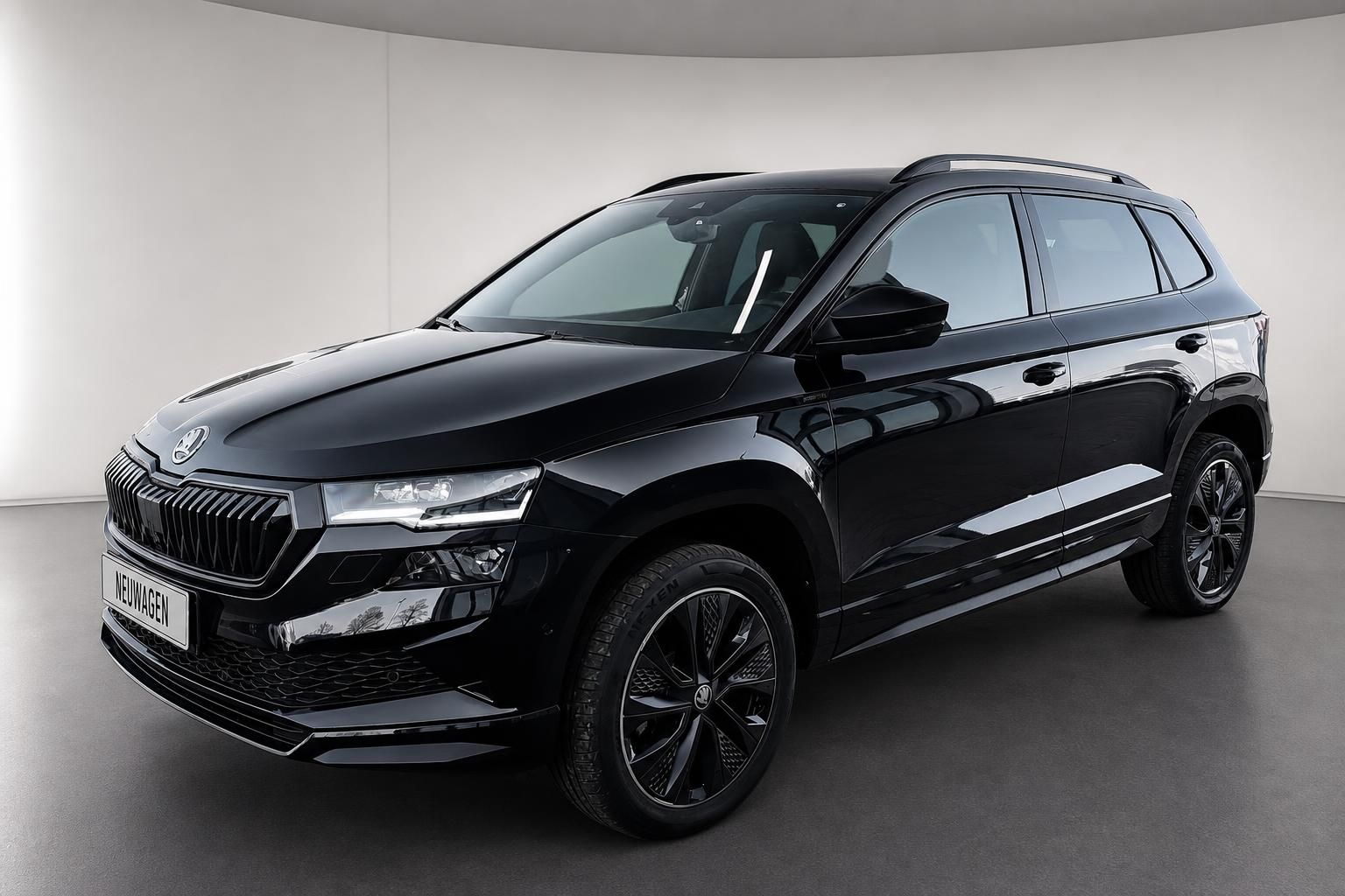 Schwarzer Skoda Kodiaq SUV Frontansicht schraeg Neuwagen
