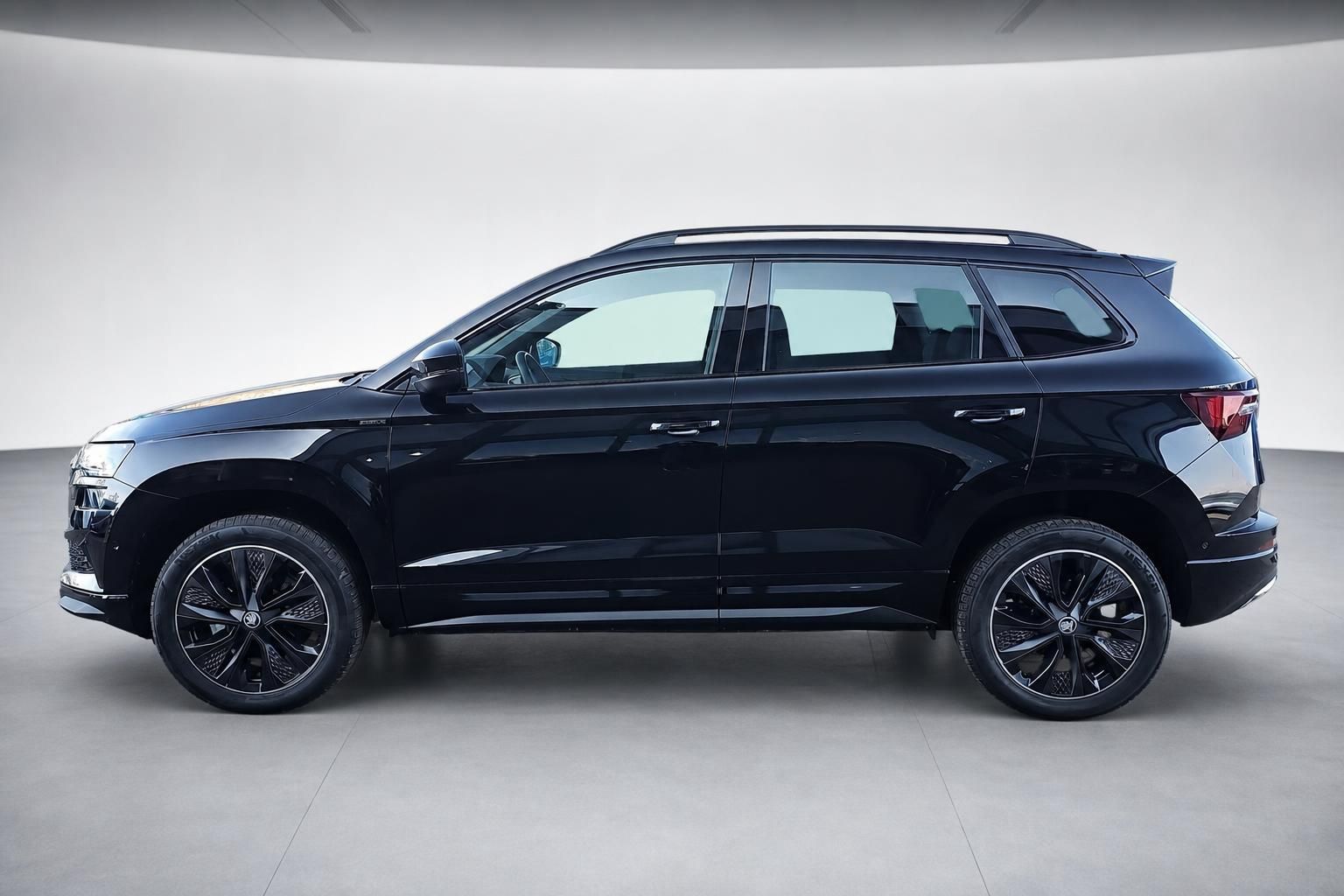 Schwarzer Skoda Kodiaq SUV Seitenansicht im Studio