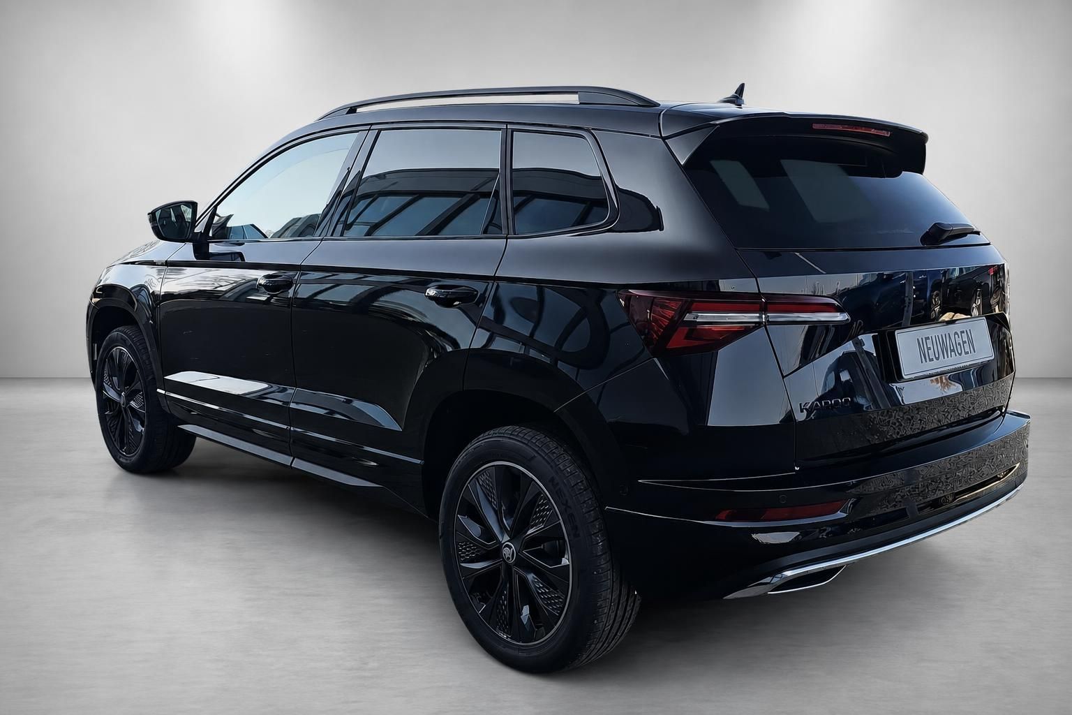 Skoda Kodiaq schwarz Heckansicht schraeg im Studio
