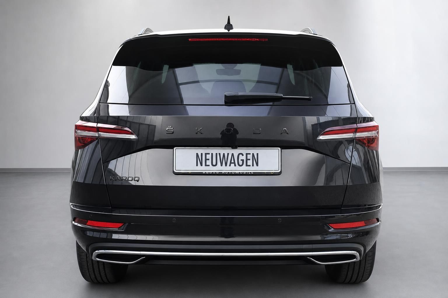Skoda Karoq schwarz Heckansicht Neuwagen im Studio