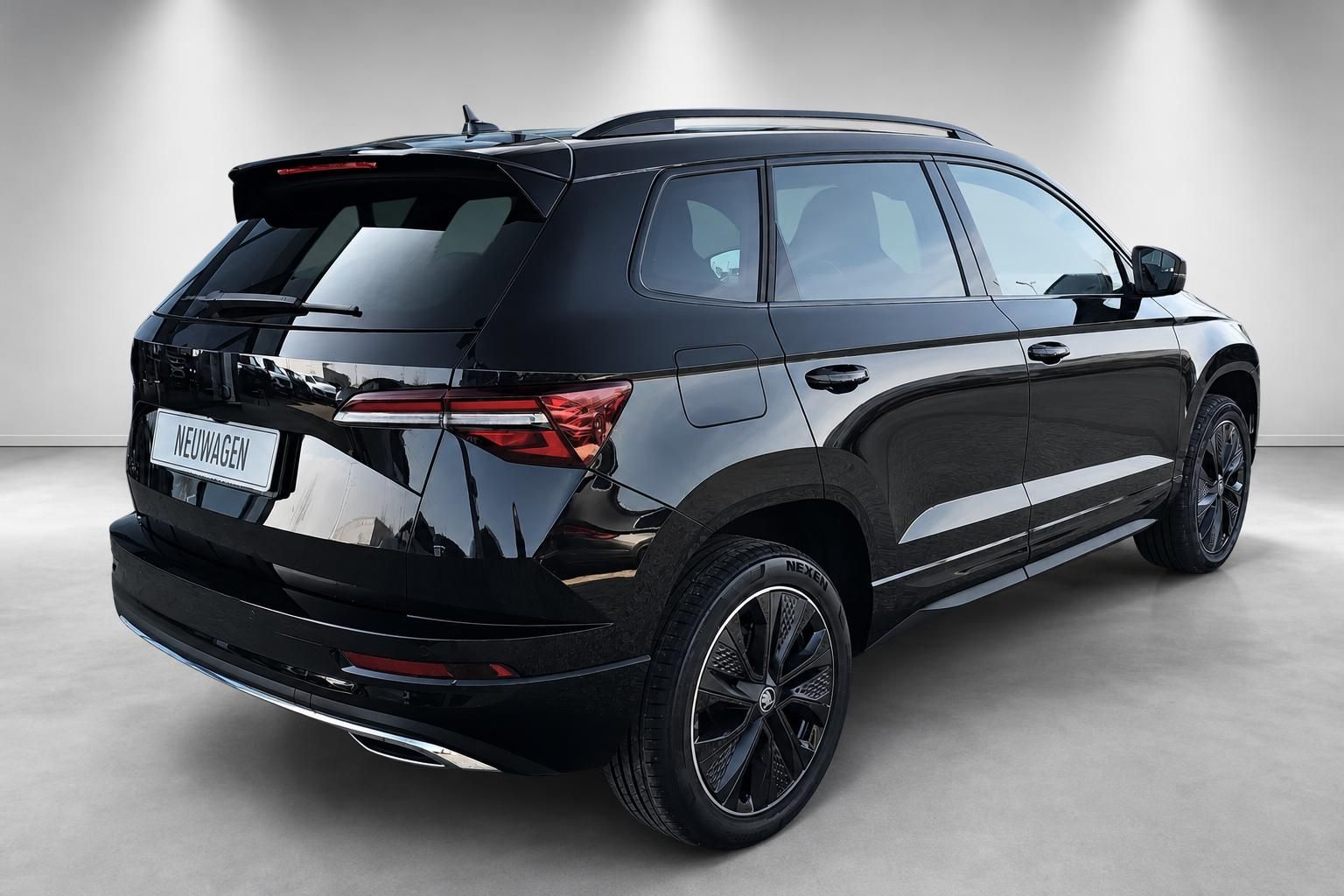 Skoda Karoq schwarz Heck seitlich Neuwagen Studiofoto