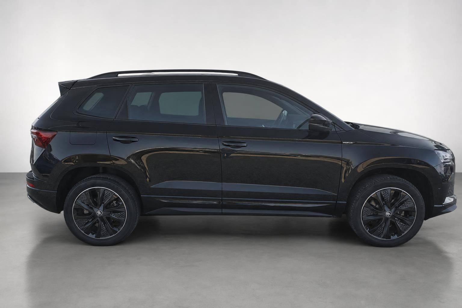 Skoda Karoq schwarz Sportline Seitenansicht Studioaufnahme