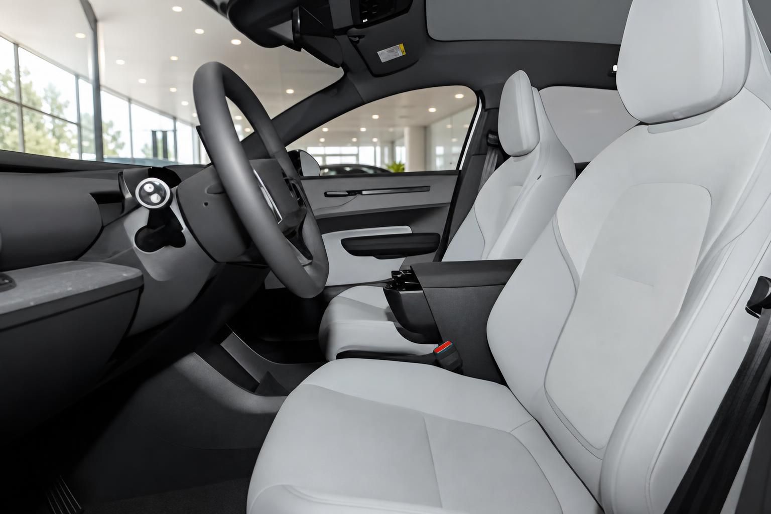 Volvo Innenraum Vordersitze mit weißem Leder und Lenkrad im Fokus