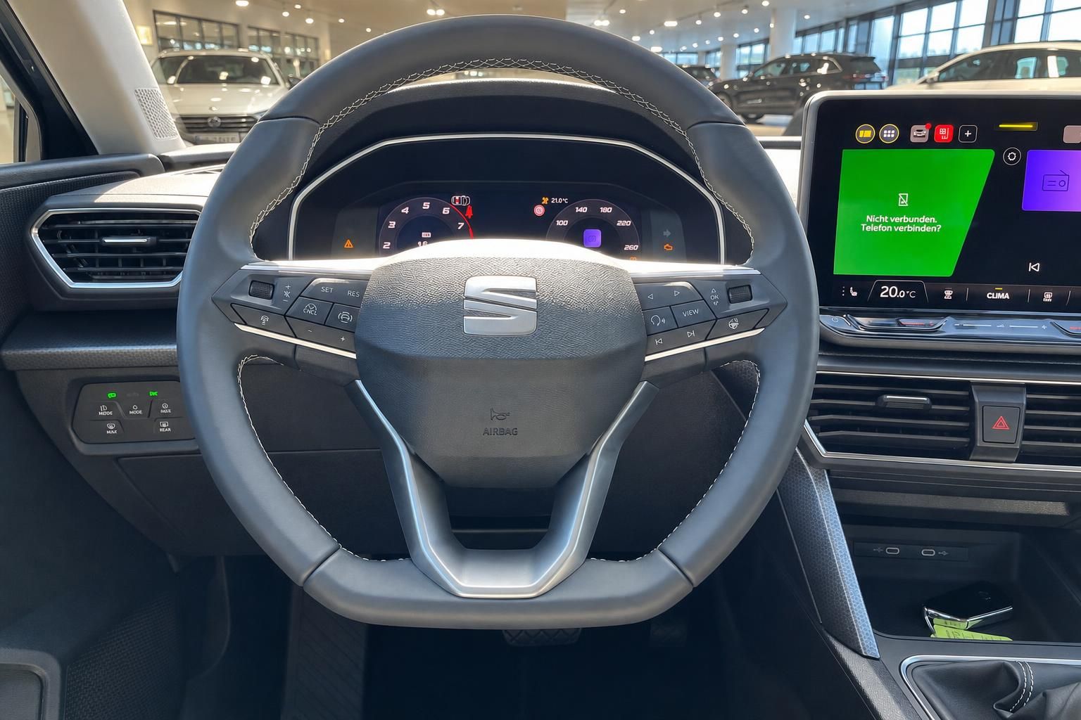 Lenkrad mit Multifunktionstasten und Infotainment-Display im Cockpit