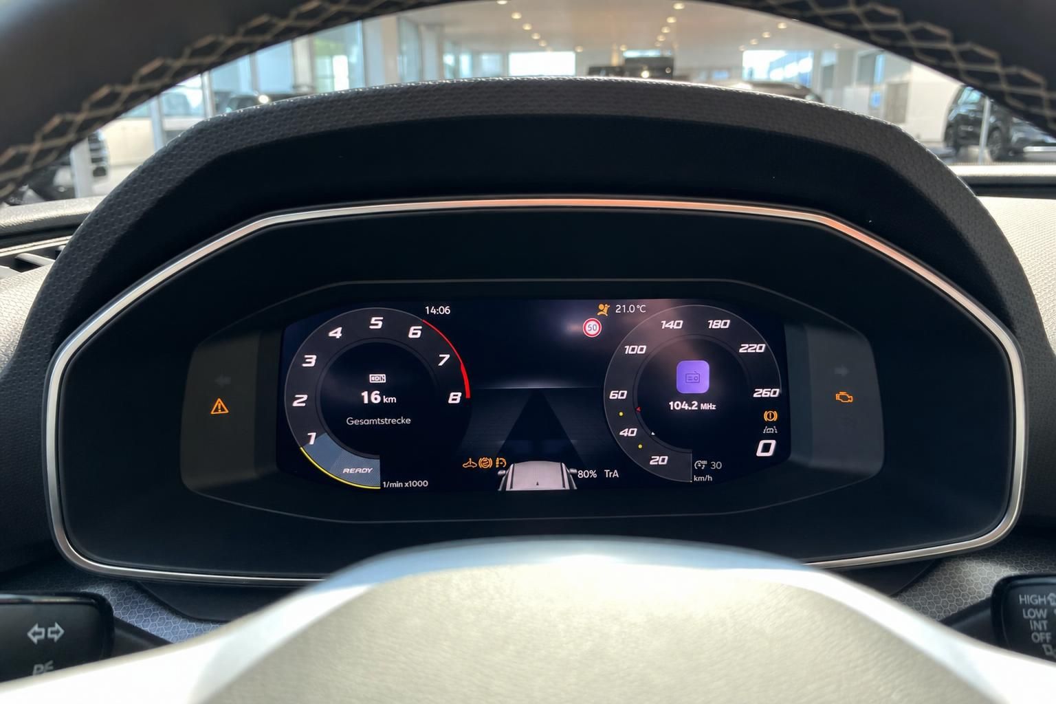 Digitales Kombiinstrument mit Tacho und Drehzahlmesser im Cockpit