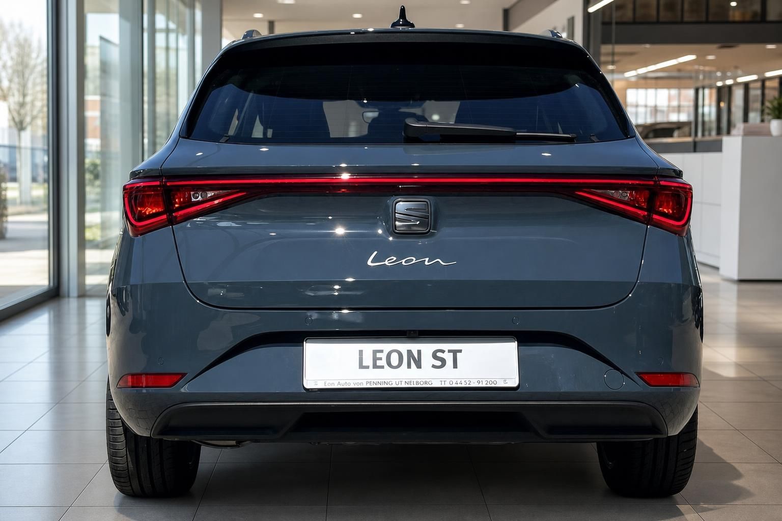 SEAT Leon ST Heckansicht mit LED-Rückleuchten im Showroom