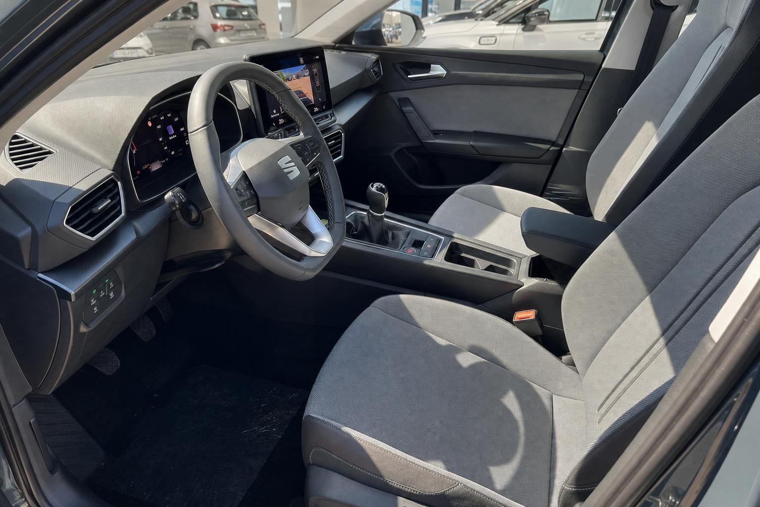 SEAT Innenraum mit Cockpit, Lenkrad und digitalem Tacho