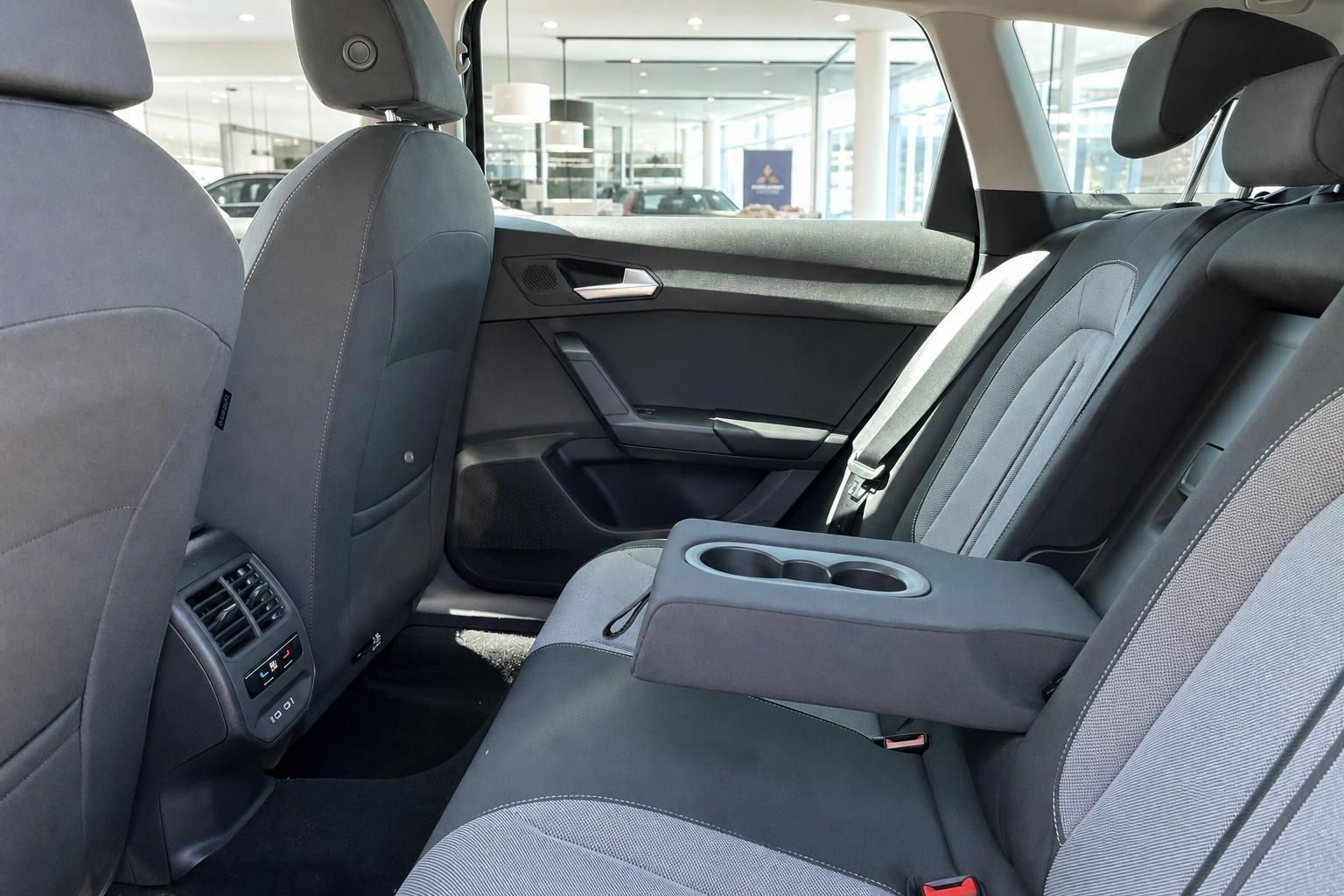 SEAT Rücksitze mit Mittelarmlehne und Getränkehalter