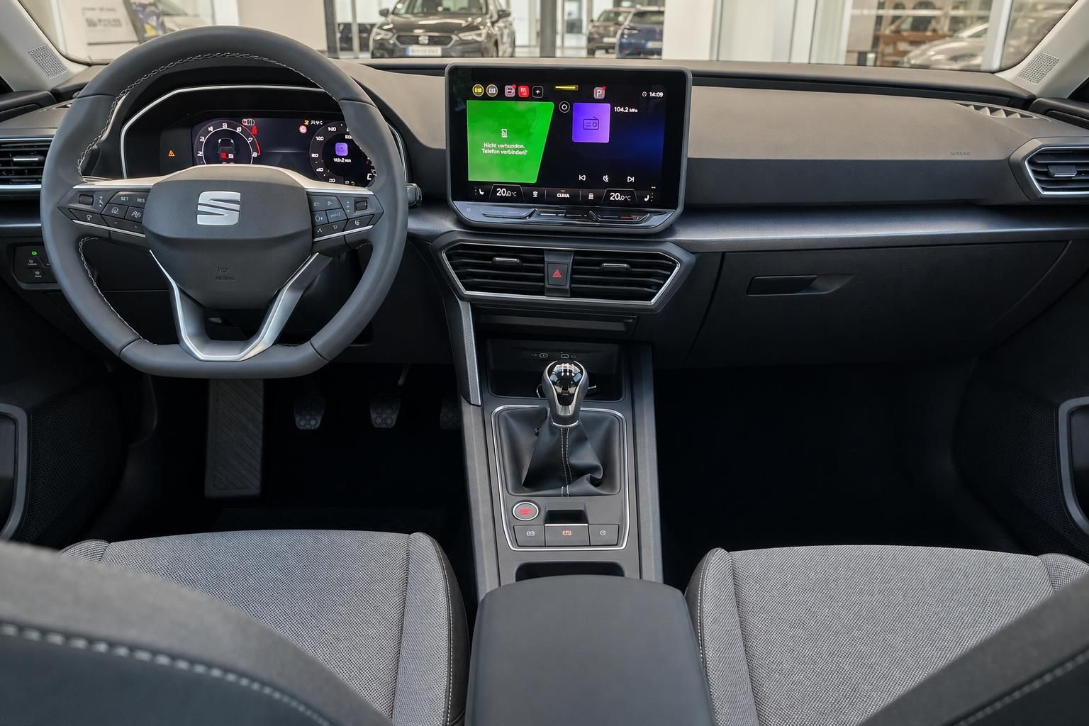 SEAT Cockpit mit Lenkrad, Schaltung und Touchscreen-Display