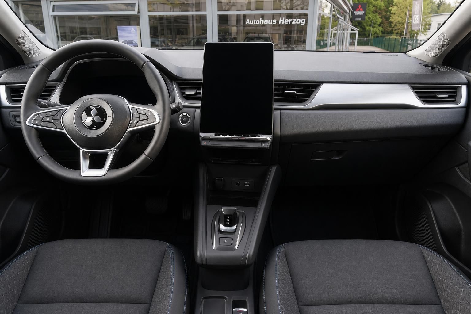 Fahrzeug Innenraum Dashboard - schwarzes Cockpit mit Touchscreen und Lenkrad