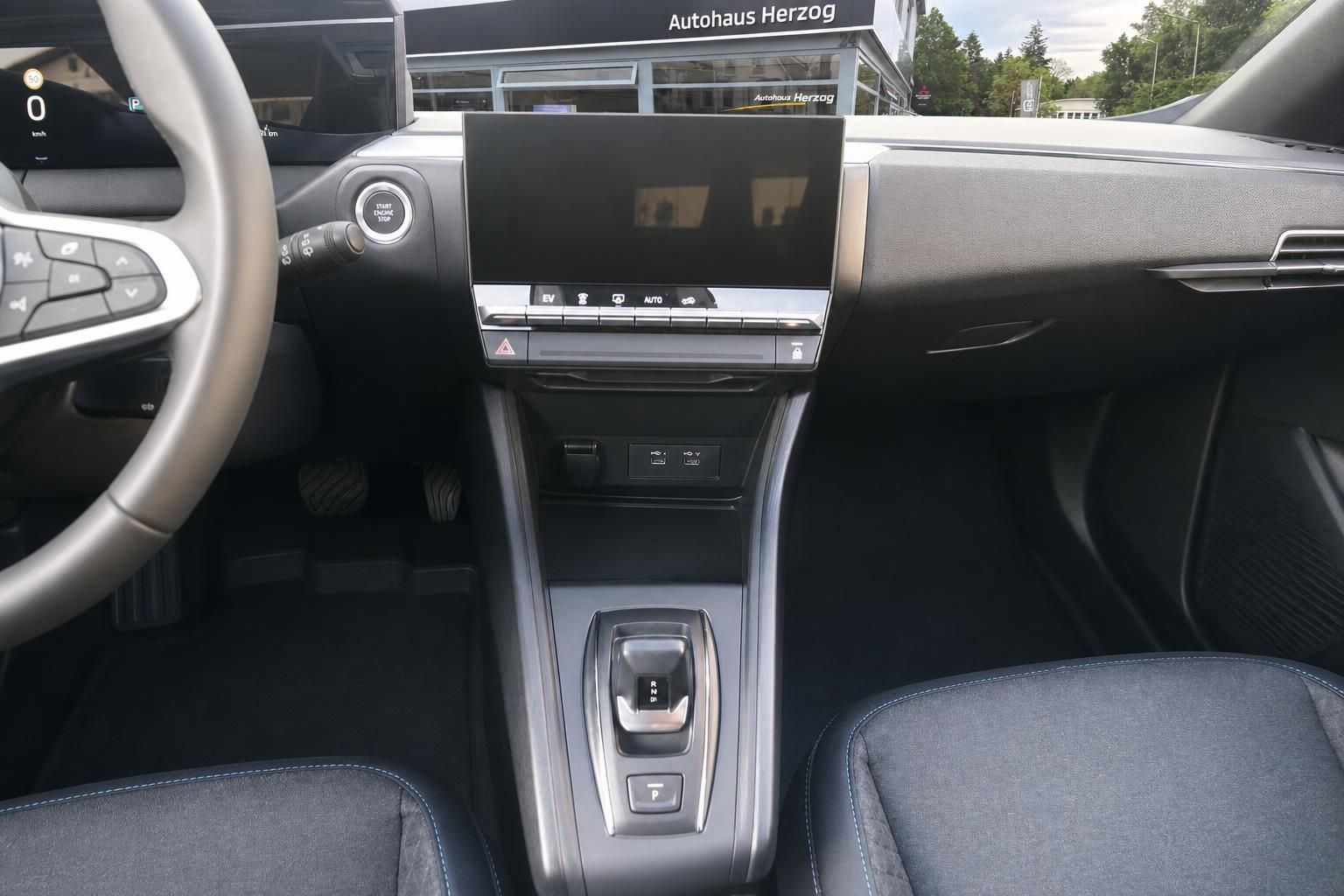 Fahrzeug Innenraum mit Mittelkonsole, Touchscreen und Automatikgetriebe