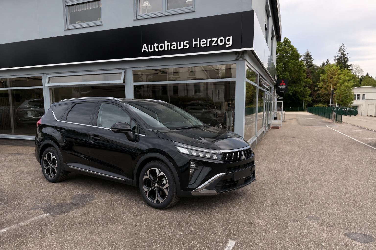 Schwarzer SUV vor Autohaus Herzog - Seitenansicht des Fahrzeugs