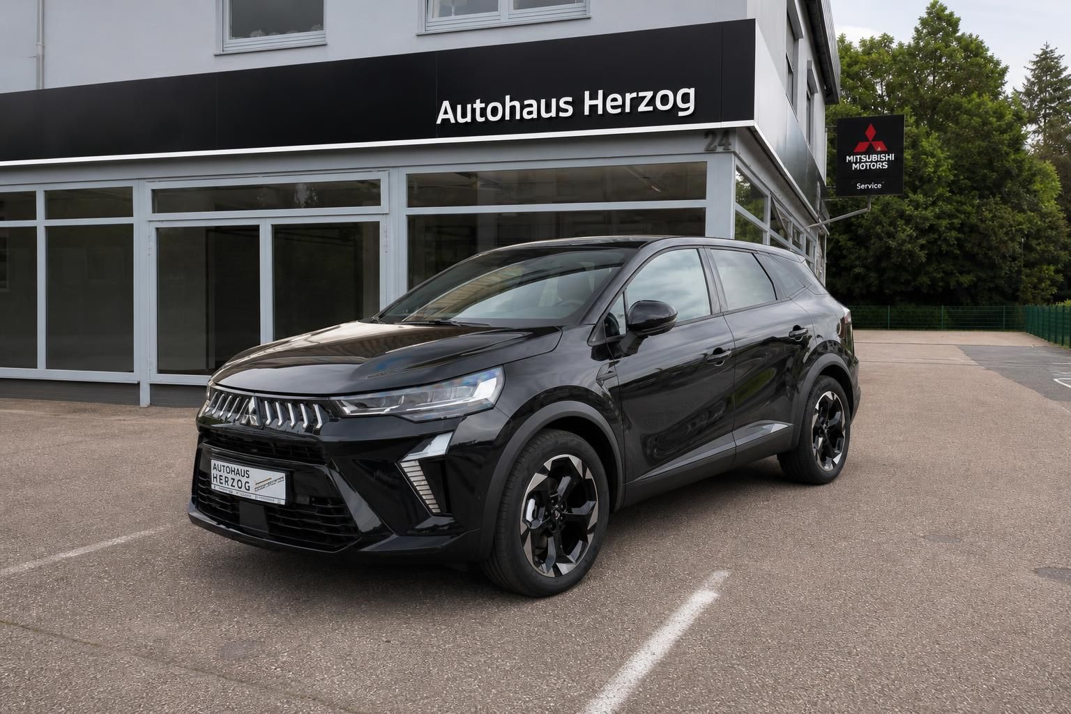 Mitsubishi Grandis schwarzer SUV Frontansicht beim Autohaus Herzog