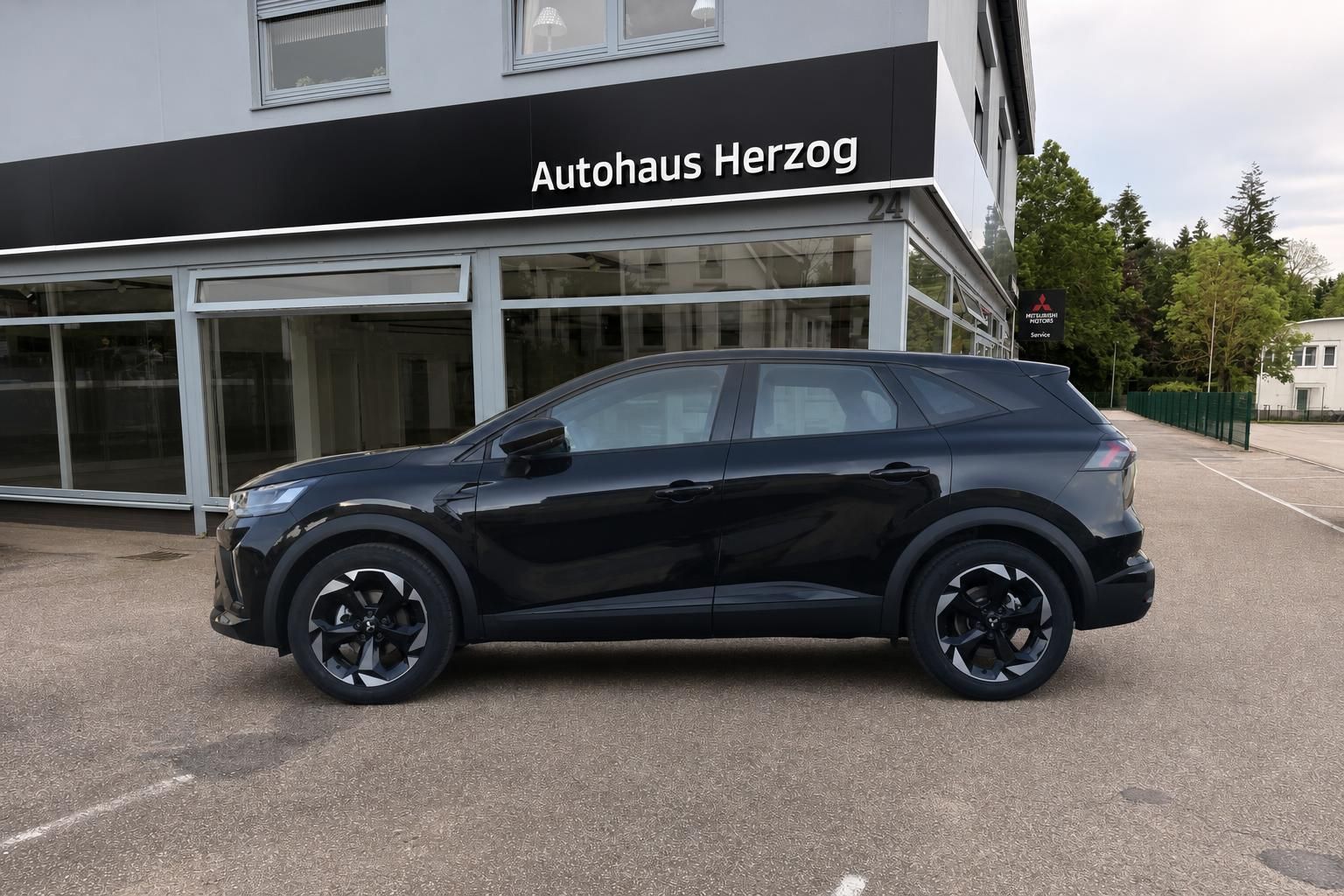 Mitsubishi Grandis schwarzer SUV Seitenansicht beim Autohaus Herzog