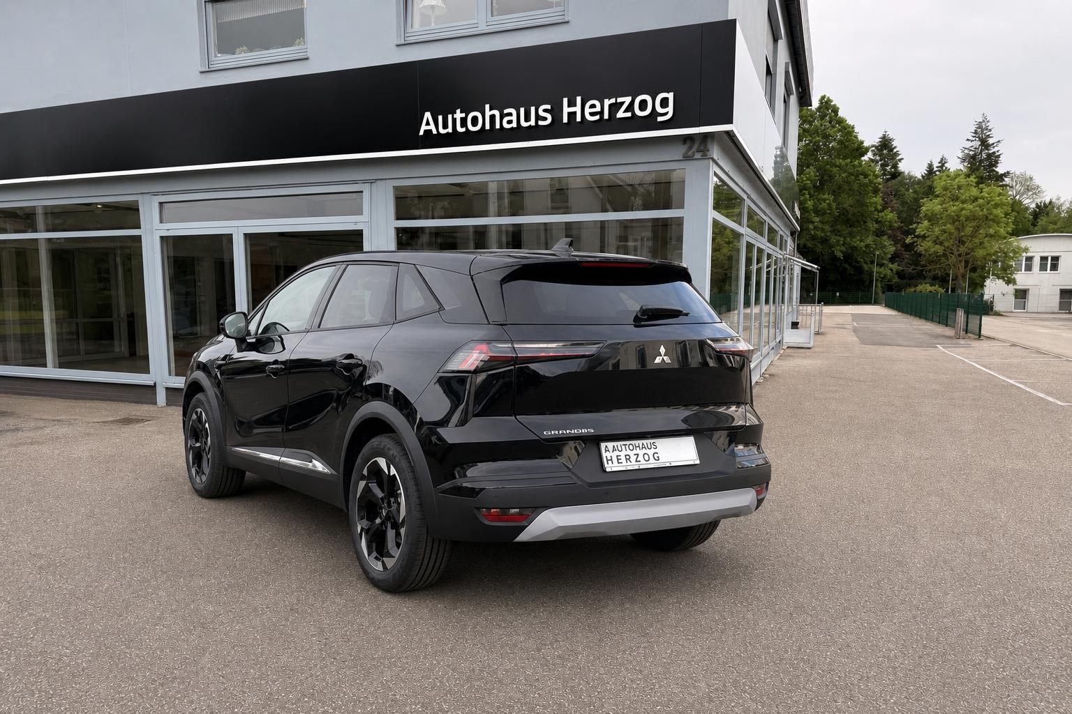 Mitsubishi Grandis schwarzer SUV schräge Heckansicht beim Autohaus Herzog