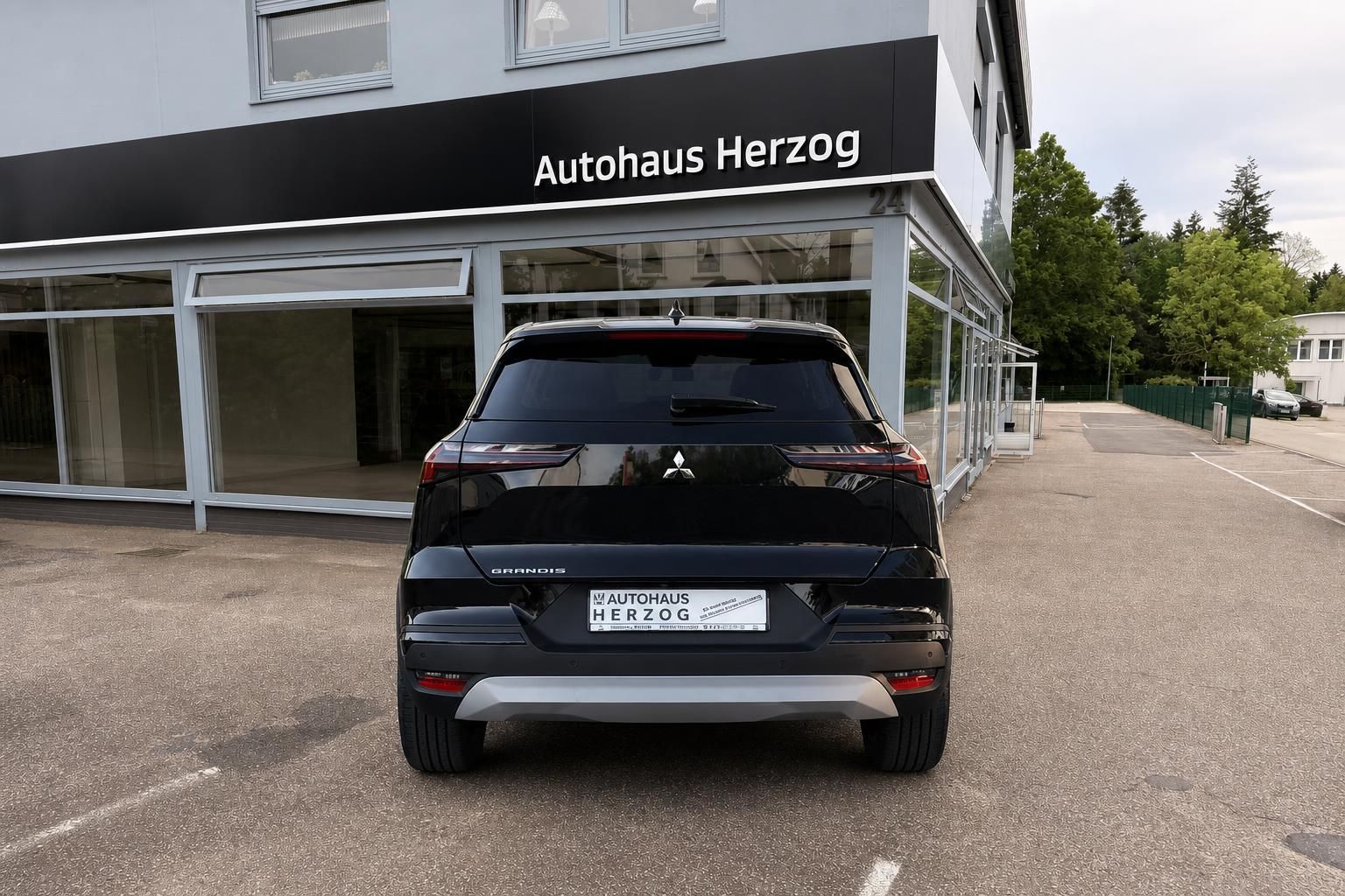 Mitsubishi Grandis schwarzer SUV Rückansicht vor Autohaus Herzog