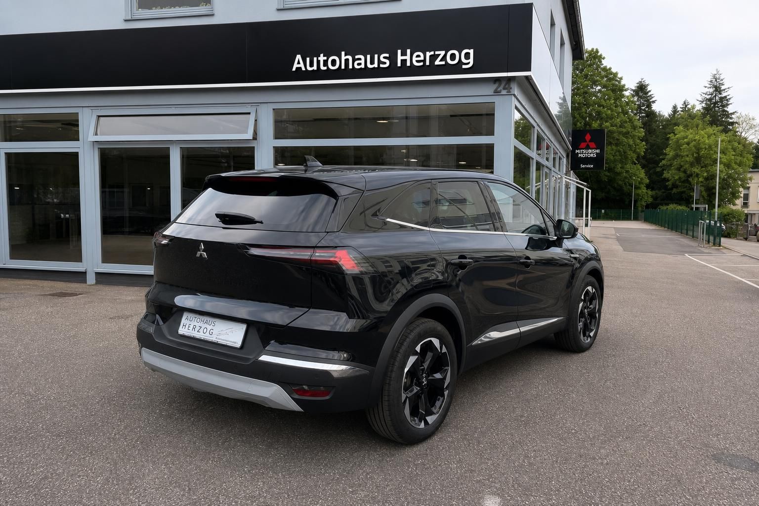 Mitsubishi Grandis schwarzer SUV Heckansicht beim Autohaus Herzog