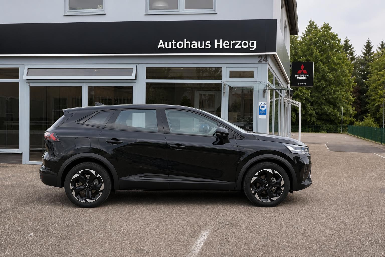 Schwarzer SUV Seitenansicht vor Autohaus Herzog - modernes Fahrzeug mit Alufelgen