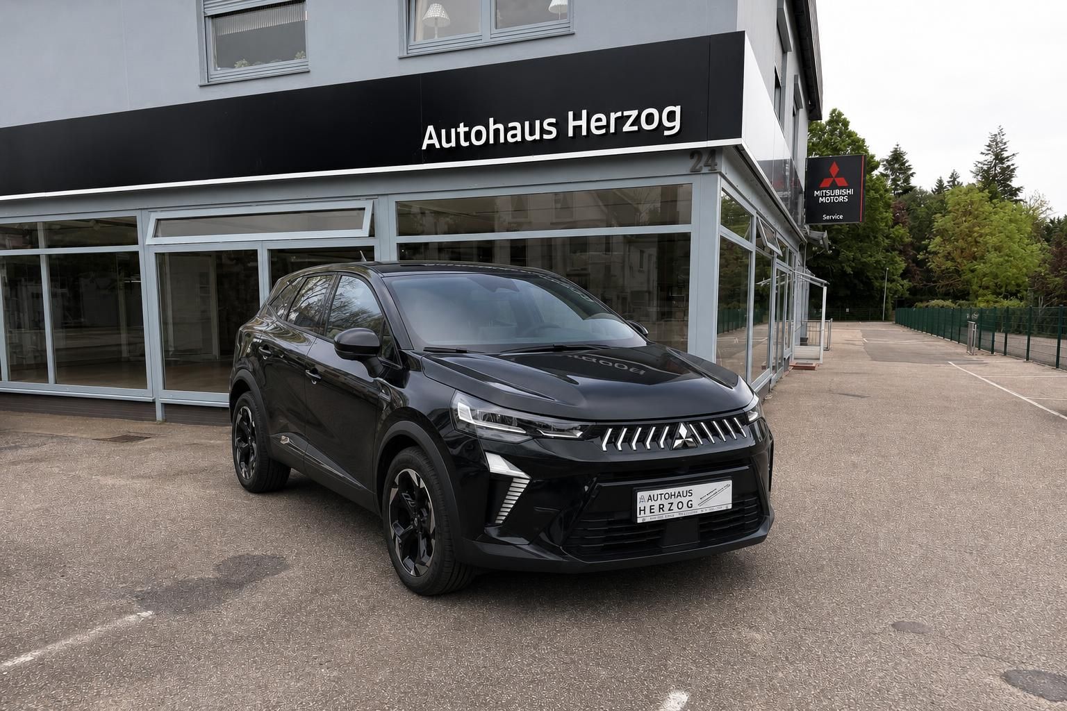 Schwarzer Mitsubishi SUV Schrägansicht vorne - moderne Frontpartie mit markanter Kühlergrill