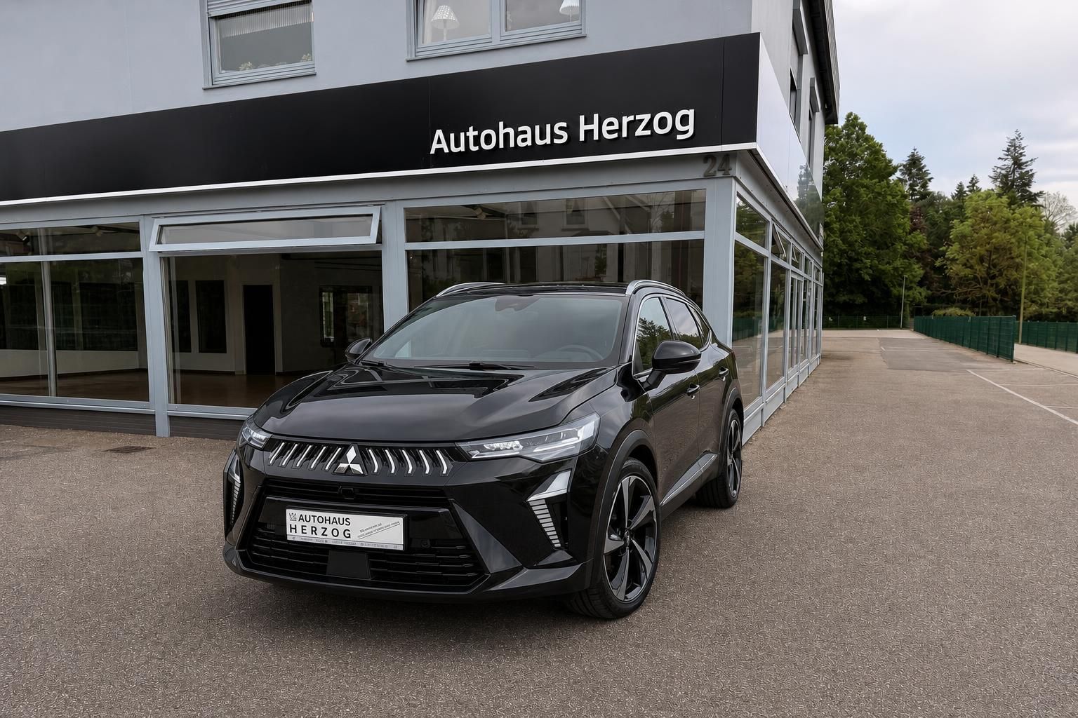 Schwarzer SUV Frontansicht mit Kennzeichenschild - elegante Fahrzeugfront vor Autohaus