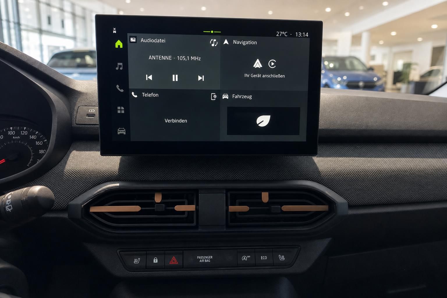Dacia Infotainment-Bildschirm mit Navigation und Radiofunktion Detailansicht