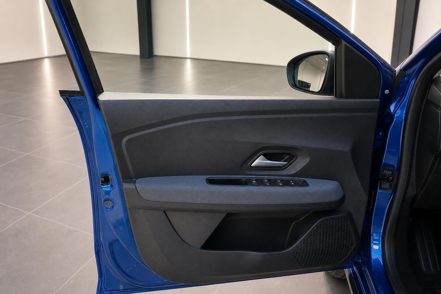 Dacia Türverkleidung vorne mit Bedienelementen und Außenspiegel in Blau