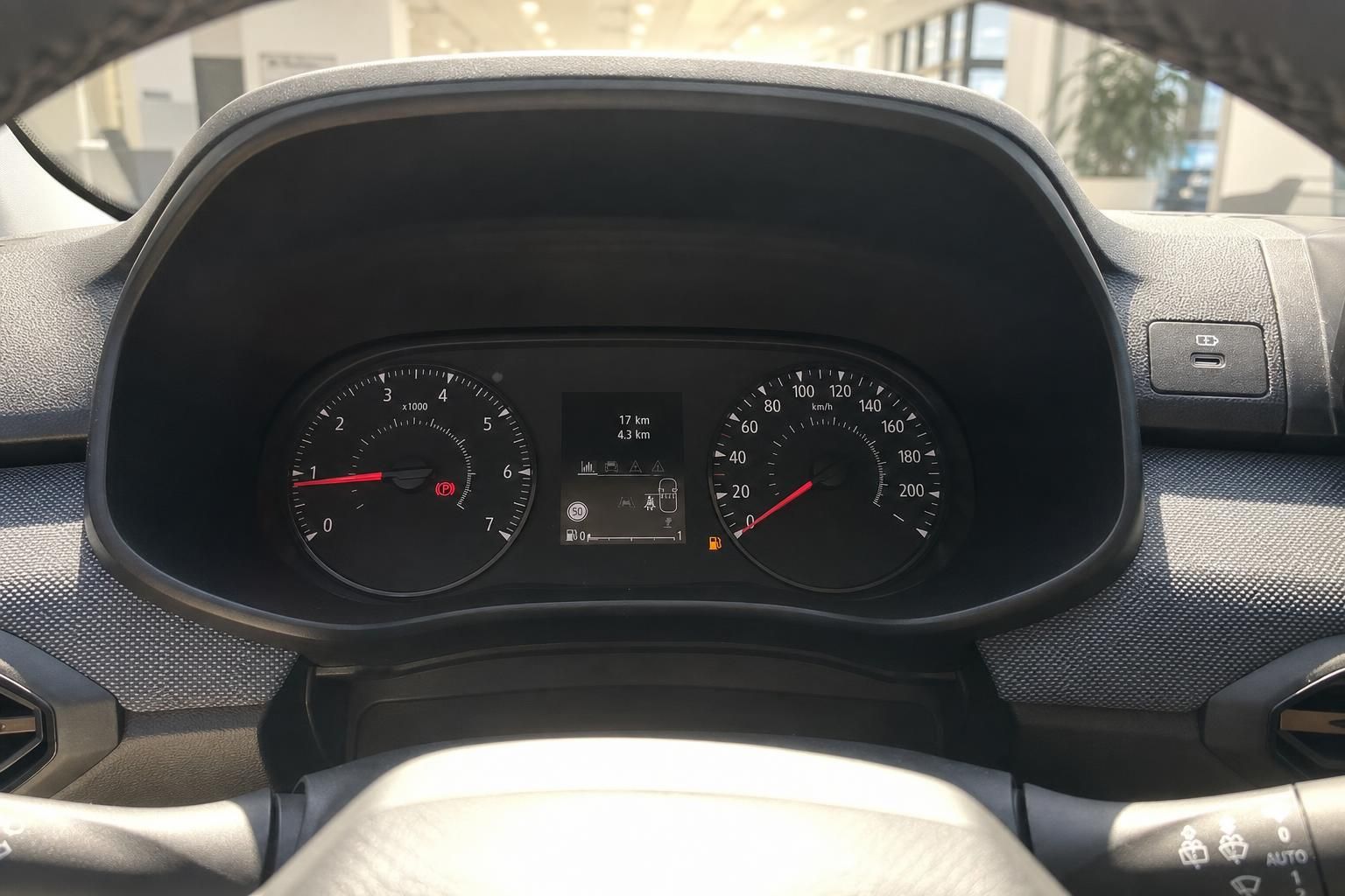 Cockpit mit Tacho und Bordcomputer im Fahrzeuginnenraum