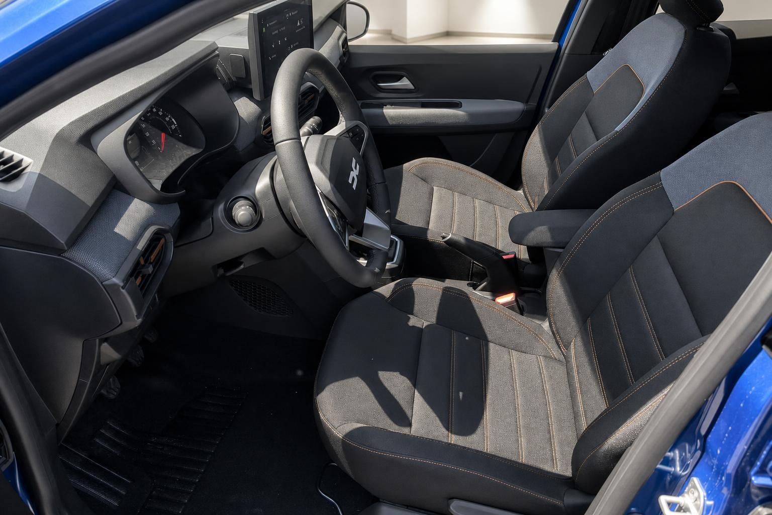 Dacia Innenraum Vordersitze und Cockpit Detailansicht