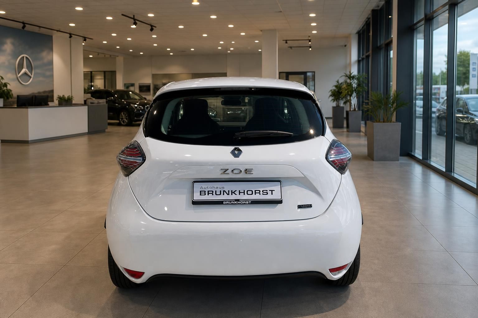 Renault ZOE Heckansicht weiß mit ZOE Schriftzug und Autohaus Brunkhorst Kennzeichen