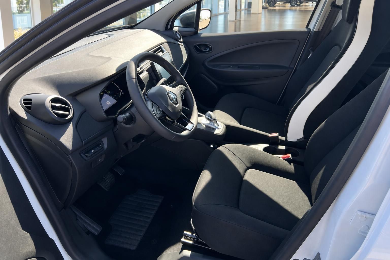 Renault ZOE Innenraum mit modernem Cockpit, Lenkrad und Sitze in schwarz-beiger Ausstattung